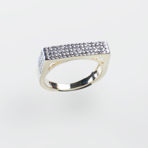 Anillo Atemporal con diseño de barra con zirconias